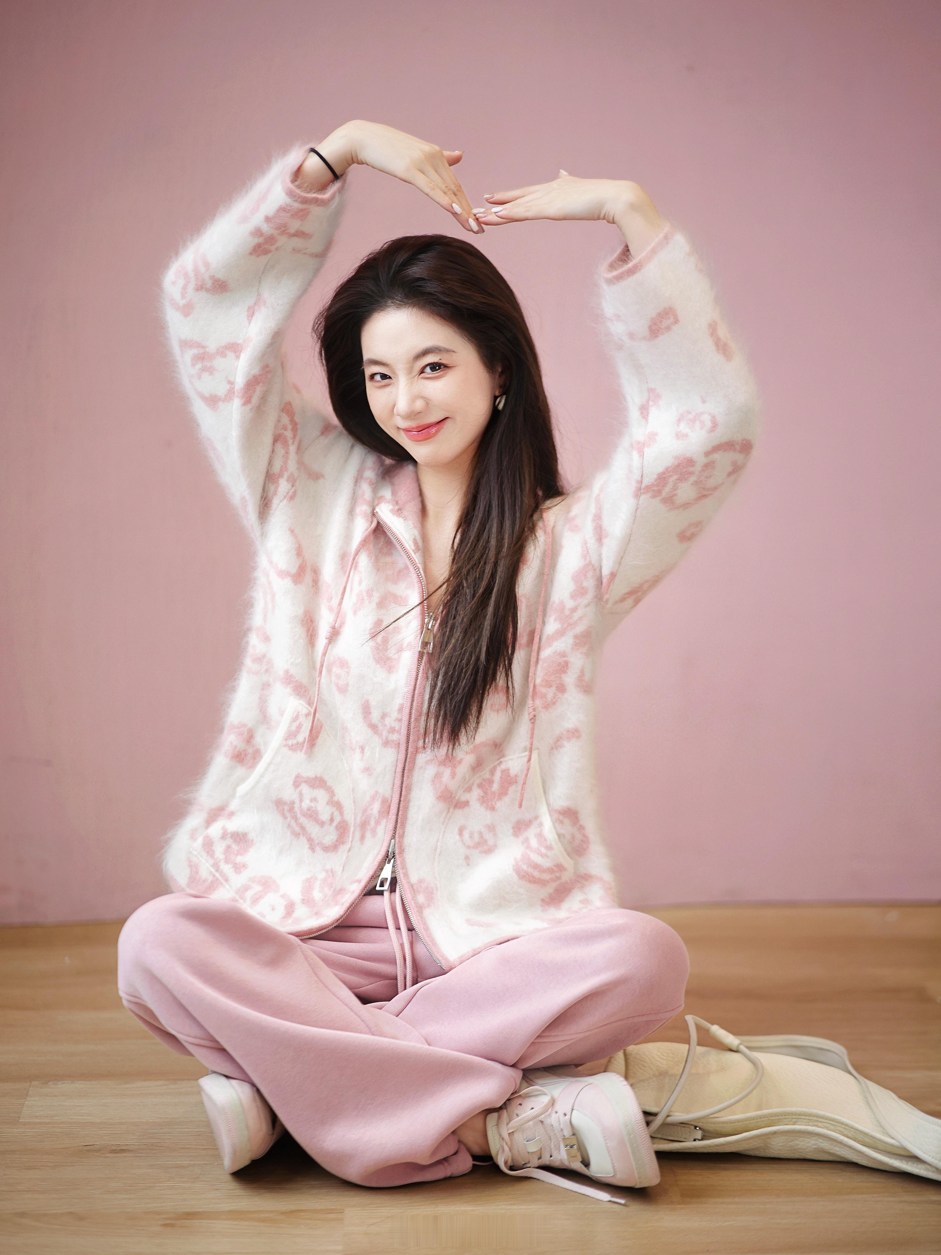 时髦精们！冬天也要给我使劲美啊！这双面穿外套可不是一般的娇俏明媚拉毛羊绒+提花