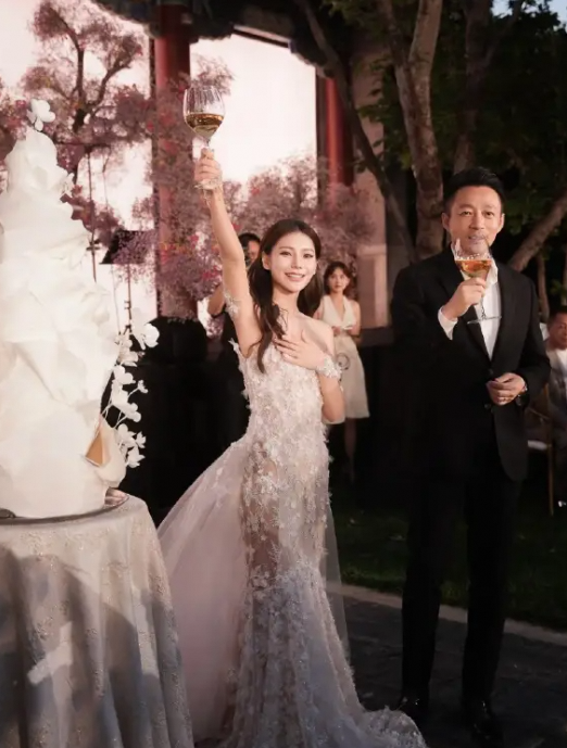 汪小菲2亿豪宅宴请马筱梅家人烤全羊尽显大气