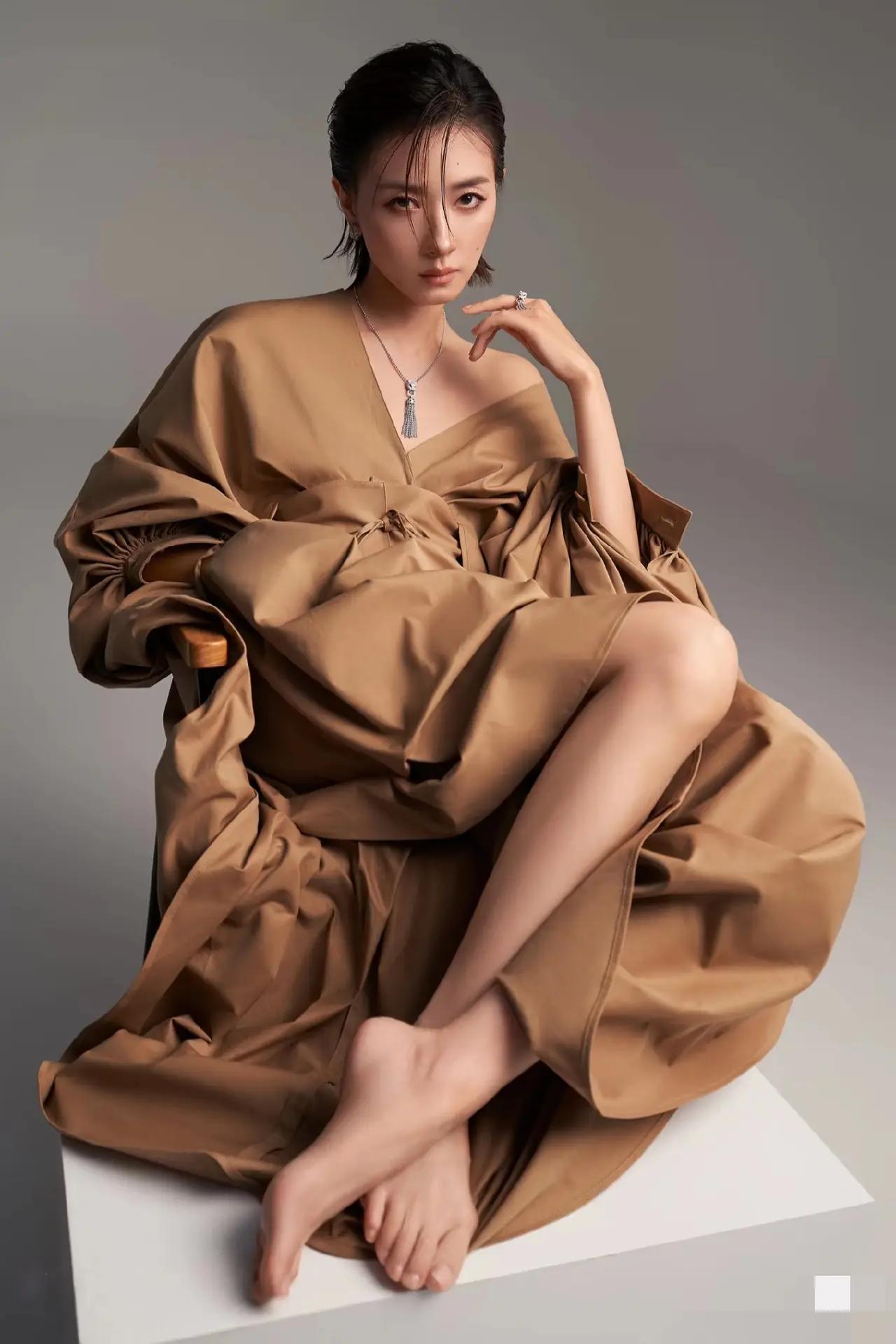 万茜，拇指外翻也太严重了。