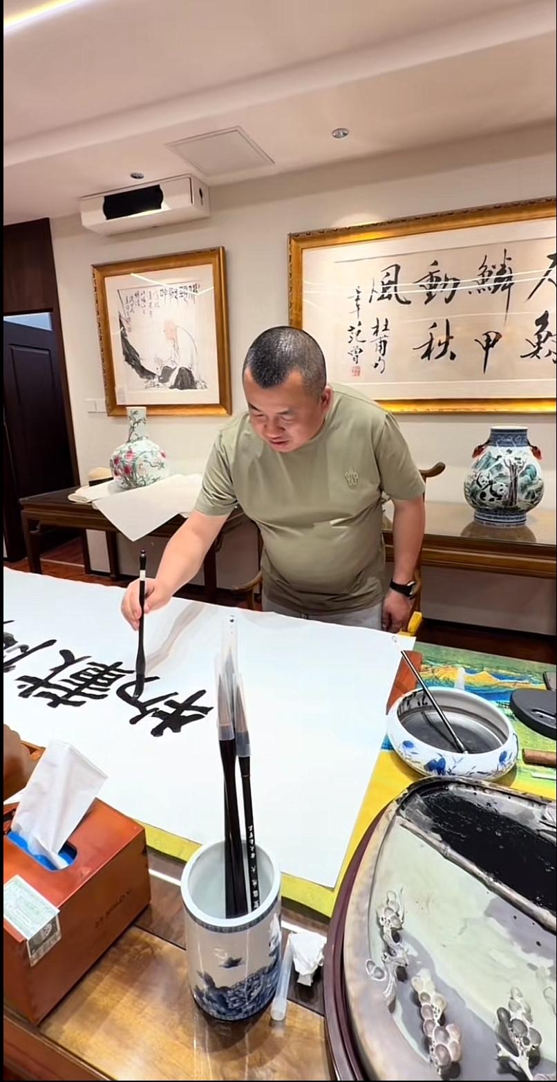北京坤哥，真的太拽了，他的书法作品如今一平尺得5000元，今天他在家挥毫写下四个