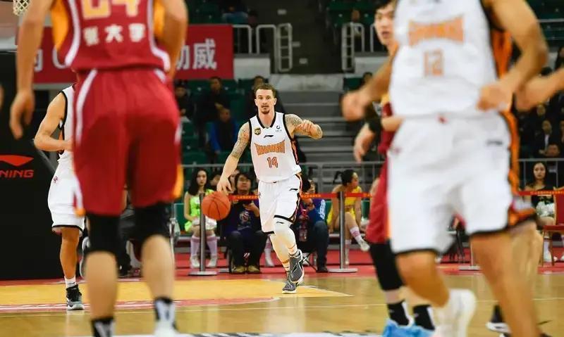 山西这外援，真带不动了。数据不会骗人。场均得分排第14，罚球命中率倒数第三