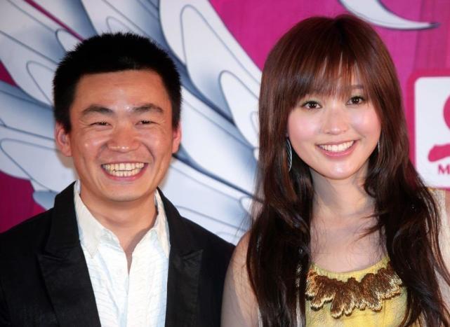 年轻时的王宝强和金莎合影，金莎幼态脸保持得很好呀，这么多年来都不见她变老，幸运的