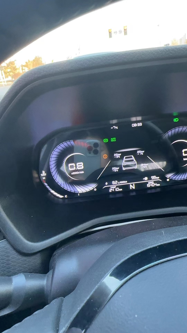 四代帝豪尊贵变速箱指示灯亮昨天是发动机故障灯亮了，今天变速箱故障灯亮，真是无语