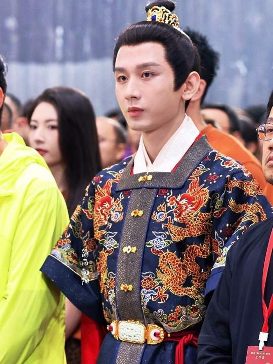 成毅两京十五日开机造型成毅朱瞻基龙袍束发开机照成毅两京十五日开机造型，成毅朱瞻基