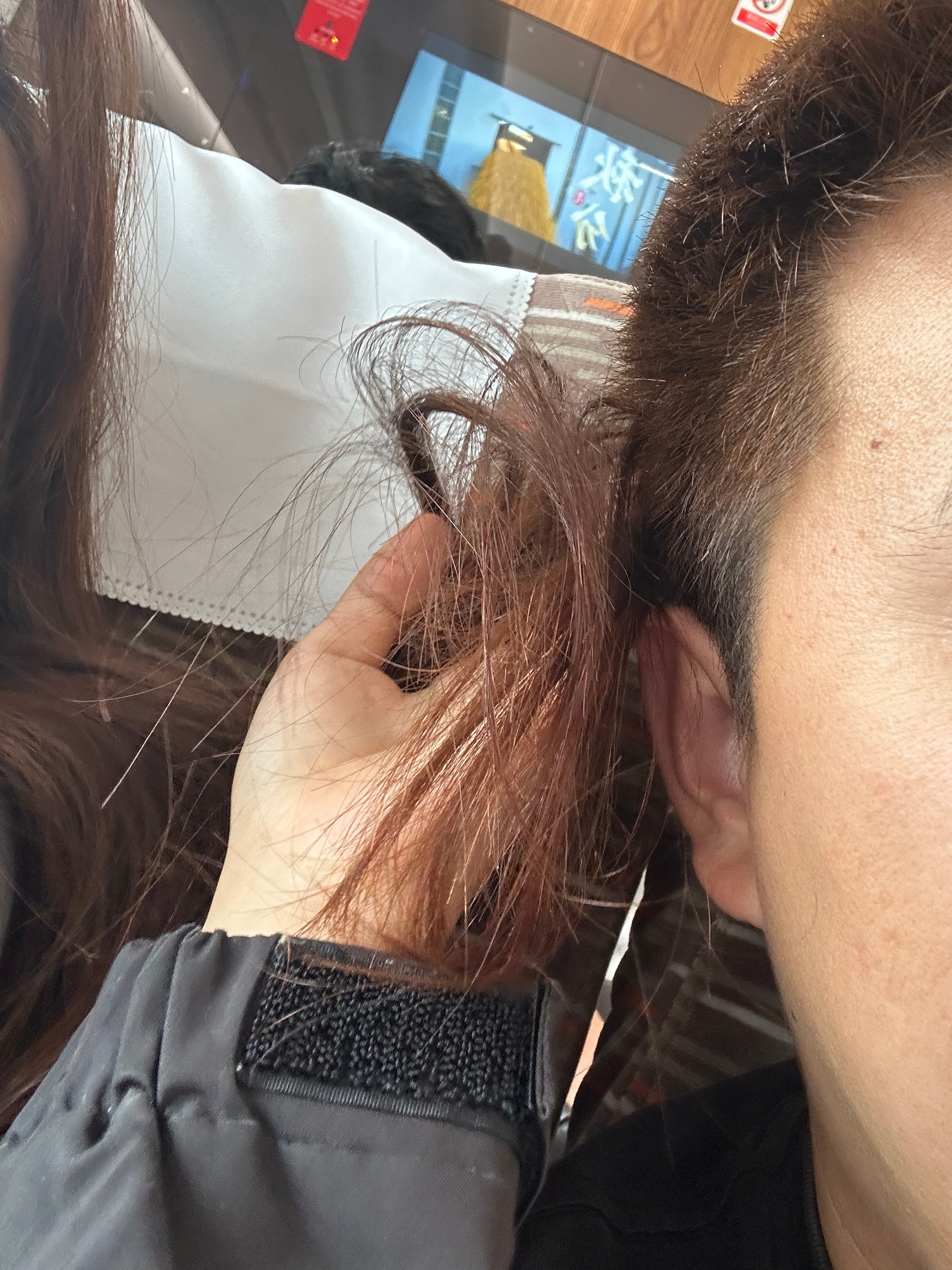 跟小李的发色是一模一样的，因为上次她染完剩一些非要给我也染了莫名其妙就成