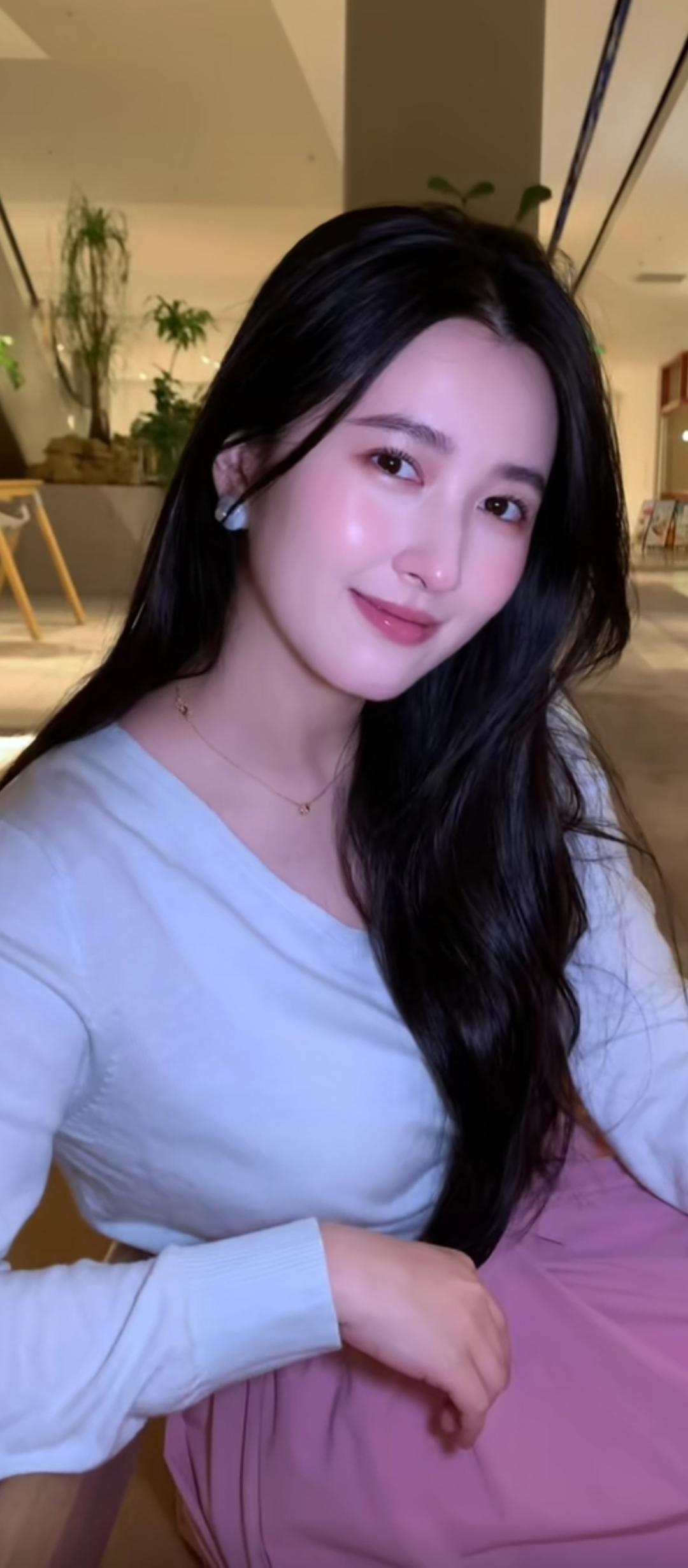 静坐观花落，悠然心自闲。