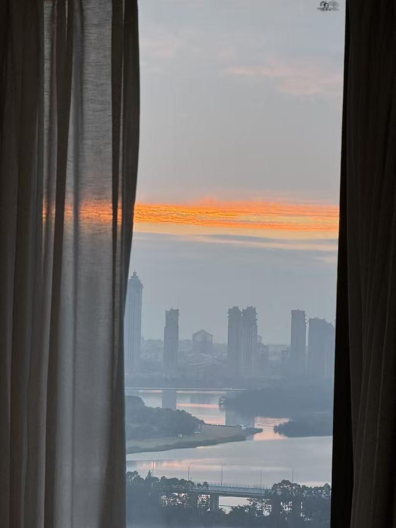 对门老太太自从女儿因病走后就孤零零一个人生活了。好在女婿虽然再婚了，还是隔三差五