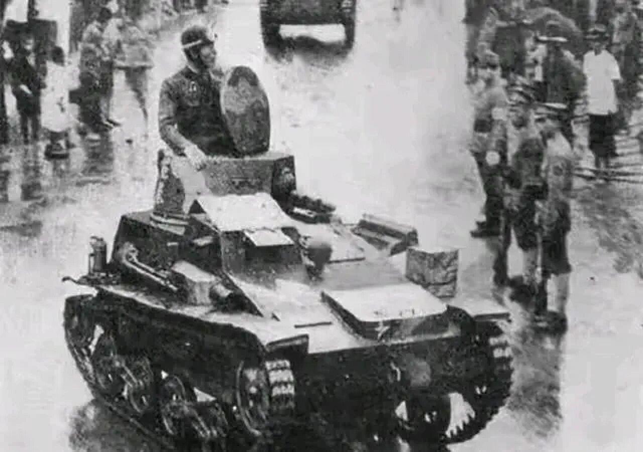 1937年全面侵华时，日军派出了一款看似不起眼的武器——94式超轻型坦克。这