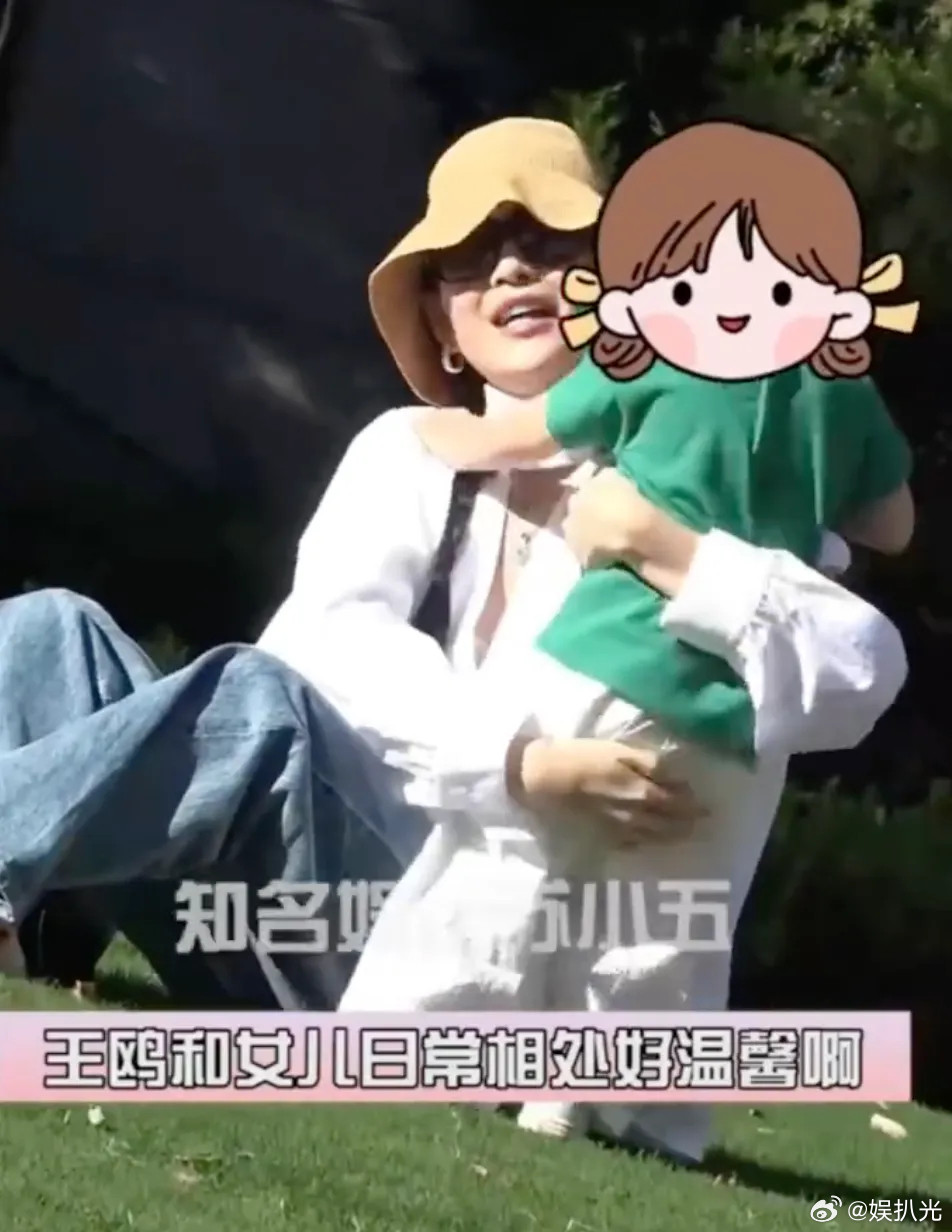 王鸥带两岁女儿与家人聚餐，近日，演员王鸥被拍到与母亲、妹妹带两岁女儿外...