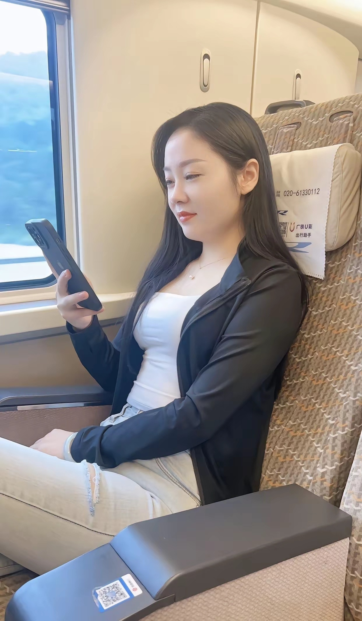 如果你坐她旁边，你会怎样跟她搭讪？