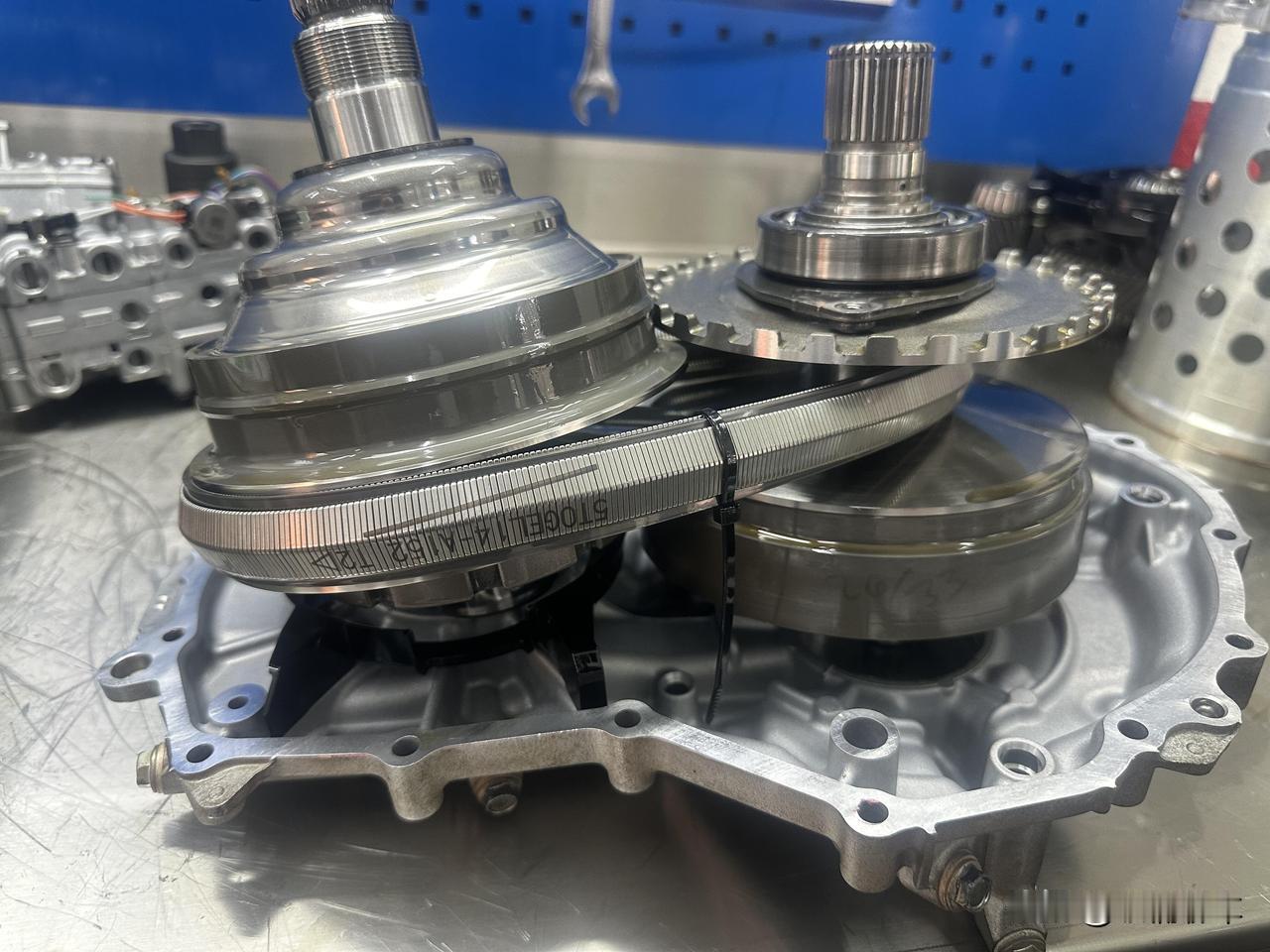 CVT变速箱是很多人喜欢的变速箱之一，同时也是很多人讨厌的变速箱之一。CVT变