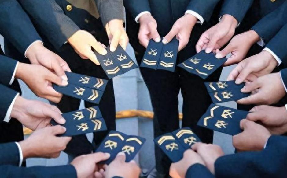 假如你是正团级转业回地方，以下职位你会选择什么？1、县公安局政委2、市公安局特警