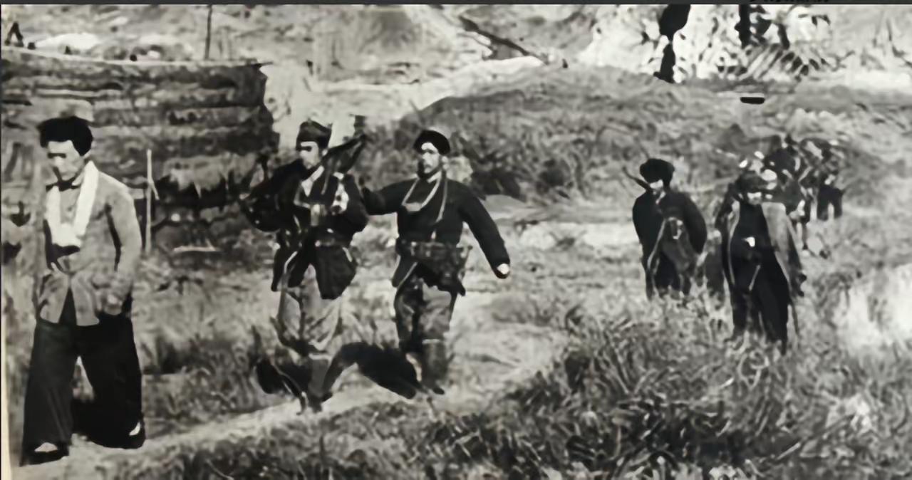 1942年，八路军韩钧，要用3个团，去打日军佐佐木勋小组。众人疑惑：对方百来人，