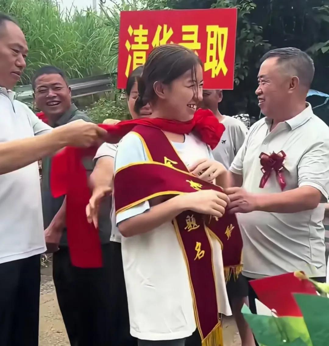 村中女娃喜榜“青华”，父亲的腰直起来了！