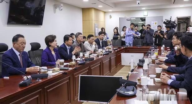 刚出院就遭逼宫！张东赫回归政坛次日，党内掀起辞职声浪25日，韩国最大在野党国