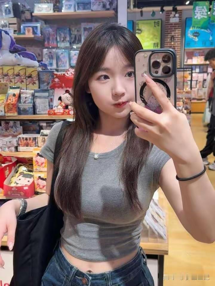 这个女孩在店里自拍呢。