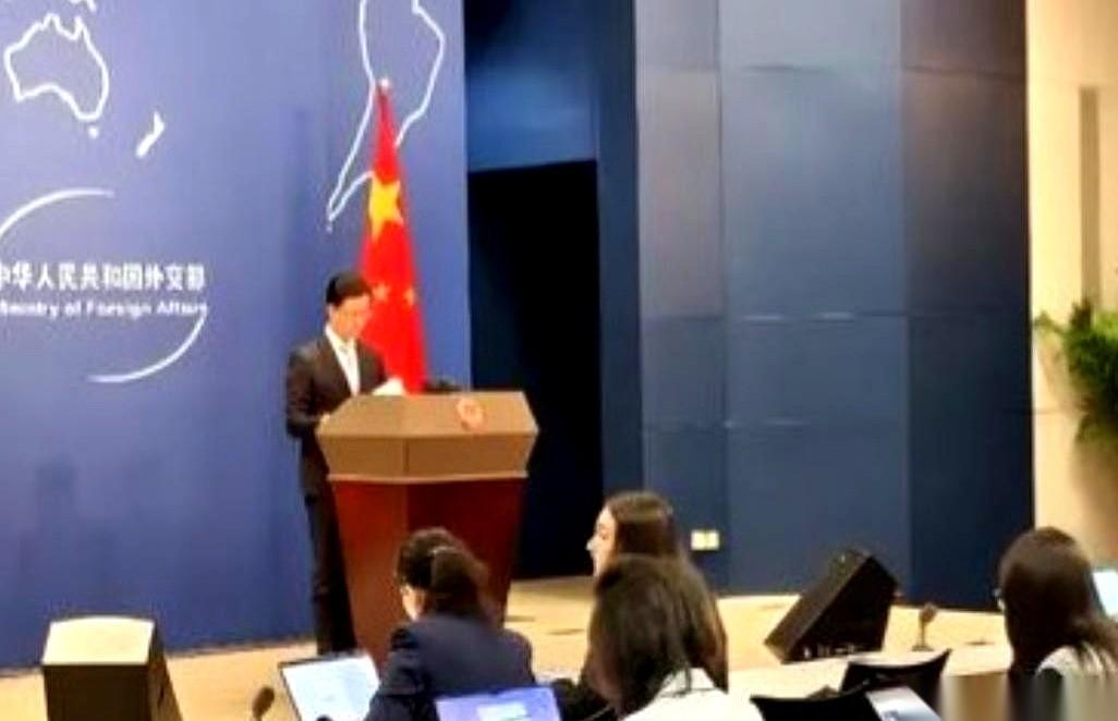 外交部记者会现场，郭嘉昆刚一开口，底下一排外媒记者手里的笔就全停在了本子上。没人