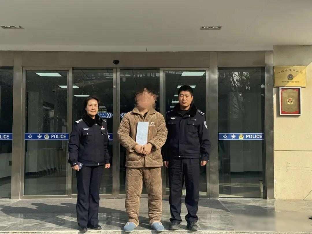 拆包裹时惊现15公斤银板，快递分拣出错引波澜，失主苦寻两日终找回张先生在2月