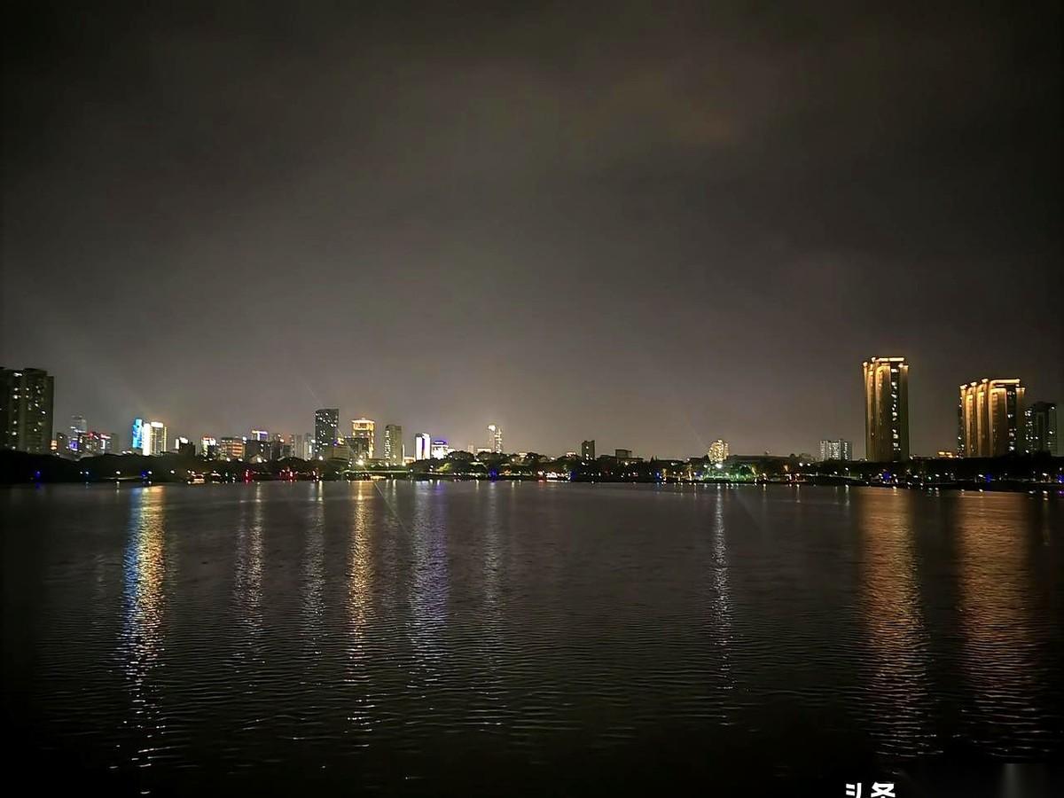 别再死盯着体重秤了，求求了。40岁以后，那玩意儿就是个骗子。你拼死拼活节食掉