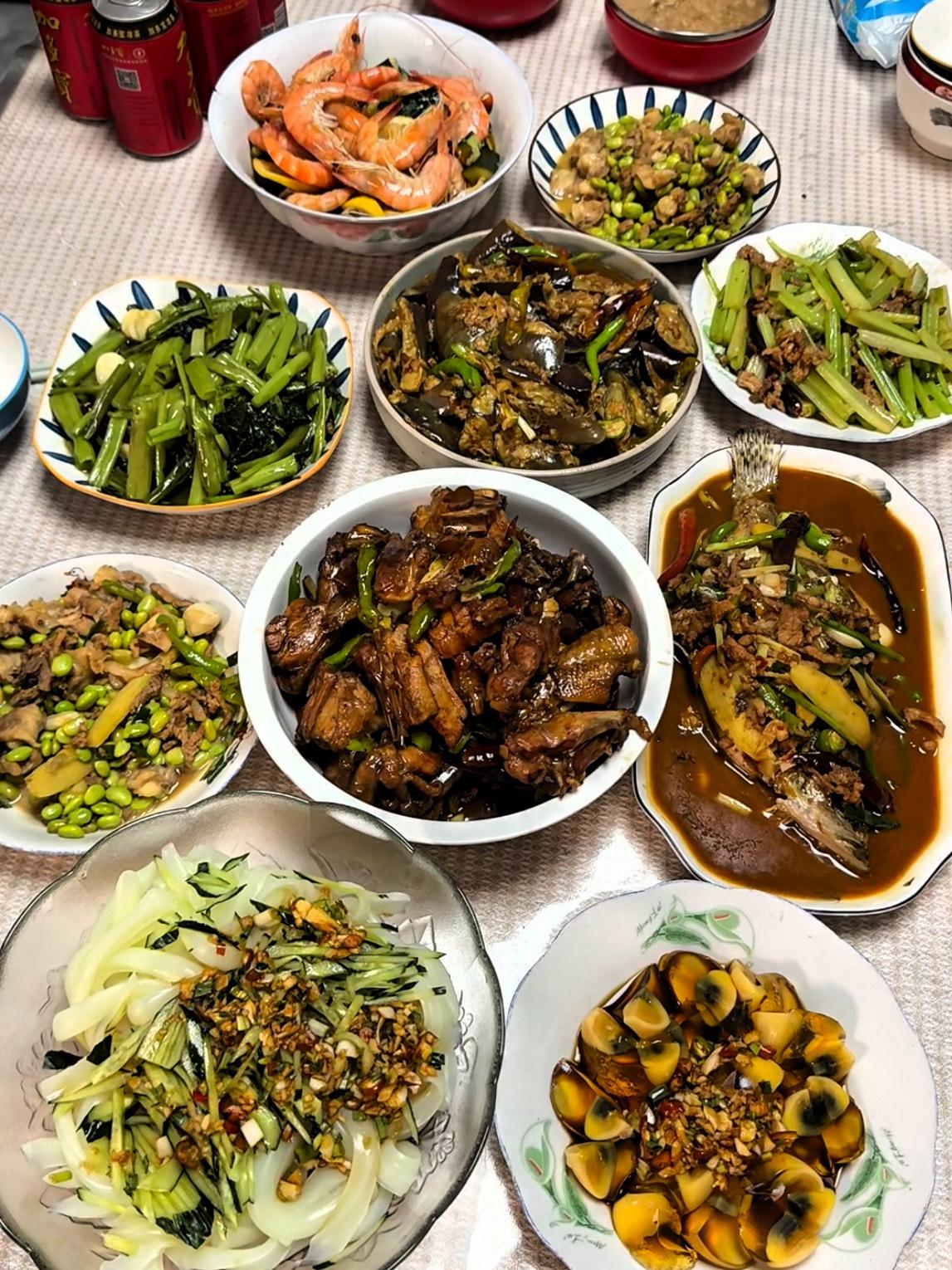 今天婆婆打电话说，十月一大家聚在一起，让我别做饭了。结果我到家一看，桌上已经摆了