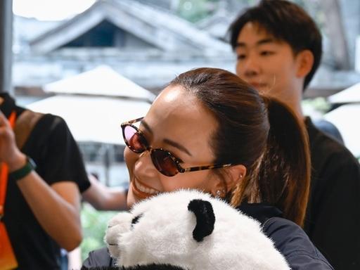 泰国总理两口子逛成都宽窄巷子，总理手拿冰淇淋边走边啃，夫人盯着熊猫文创舍不得挪步