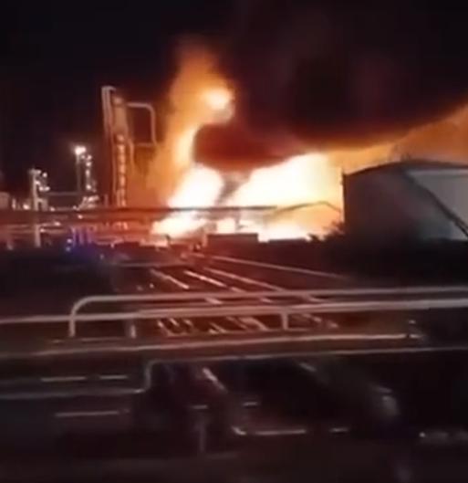 匈牙利，罗马尼亚这次买不了俄罗斯石油了！一夜炸了两个大炼油厂！匈牙利最大炼油厂-