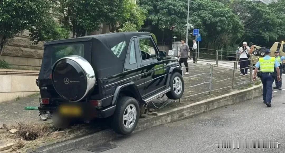 11月11日中午12时04分，香港深水湾香岛道，知名导演陈可辛驾驶奔驰越野车行驶