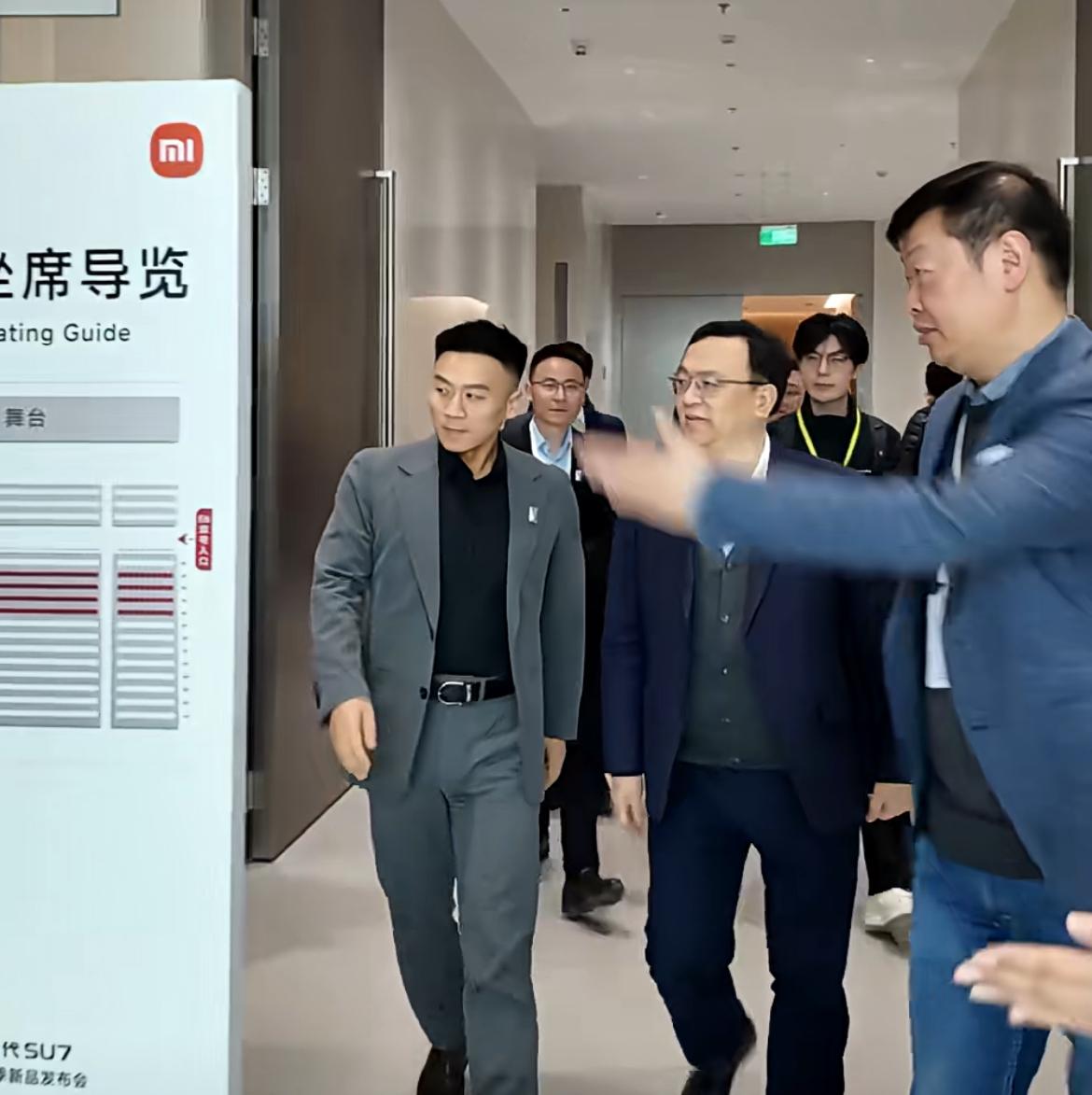 昨晚的小米SU7发布会，比亚迪集团公关部总经理李云飞也去了啊！财知还以为就船