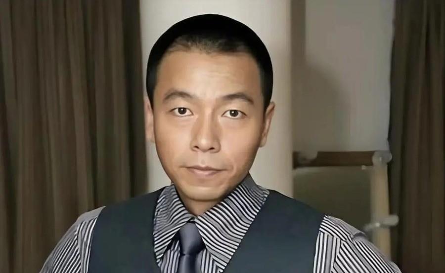 他当过刑警，立过三等功。辞职那年跑去当演员。原因就一个：父亲欠了一千万，当刑警的