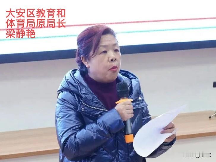 四川省自贡市大安区的梁静艳61岁还上了热搜！她是四川自贡本地人，她的整个职业生涯