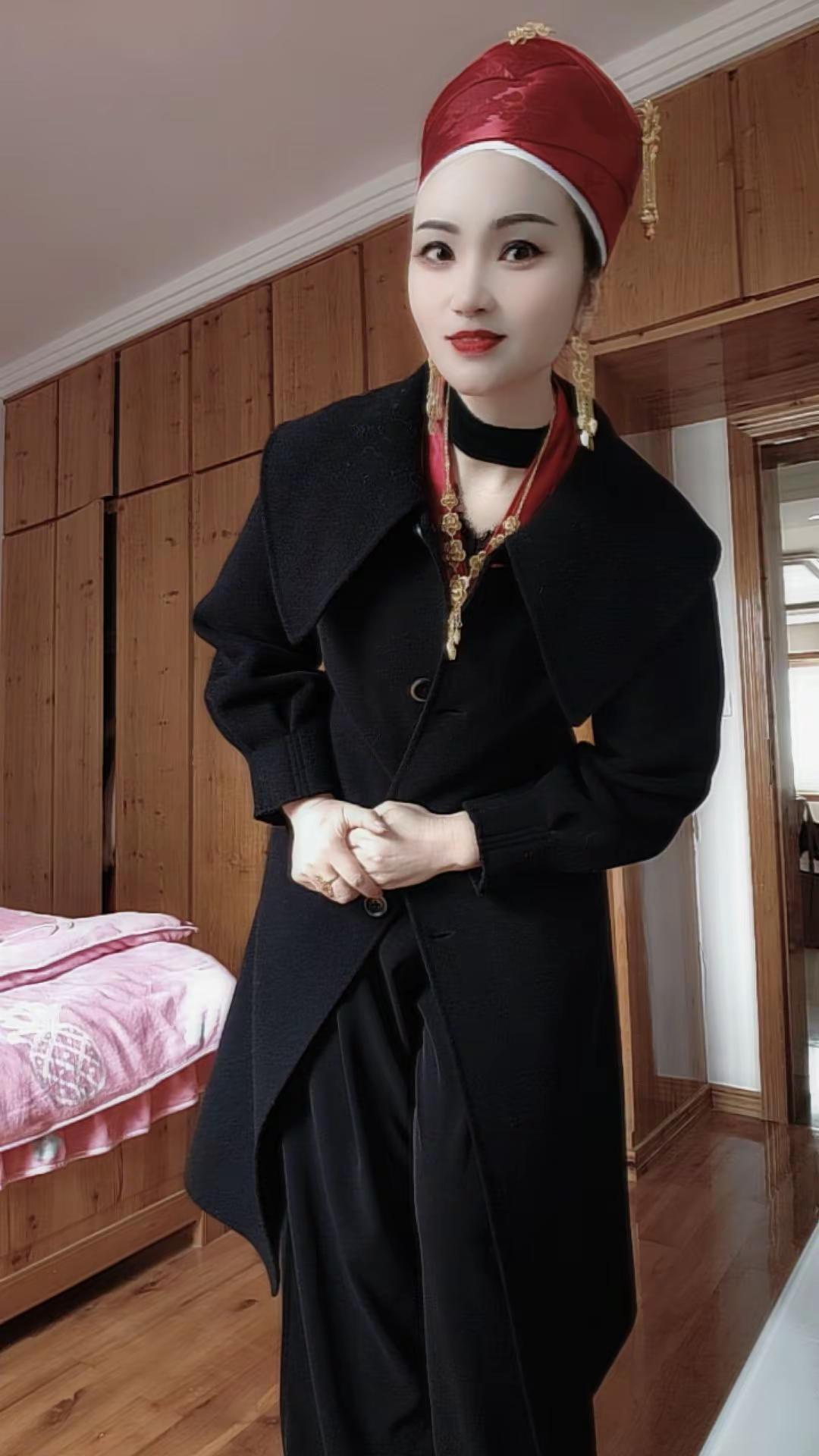 女人要穿出自己独特风格气质民族风穿搭红色上衣搭配黑色裙子穿出自己的个性