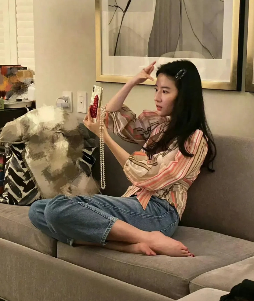 刘亦菲居家生活照，看得出来她也挺臭美。[哈哈笑][哈哈笑][哈哈笑]