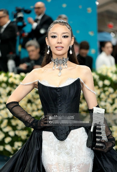 郎朗老婆吉娜.爱丽丝，首次出征MetGala‼️这张具有辨识度的脸还是很醒目的！