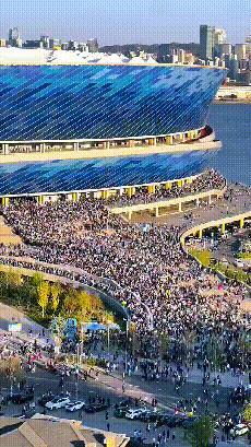 太震撼了，网友实拍大连队主场6万人散场，浩浩荡荡的，真壮观啊。大连队主场梭鱼湾三