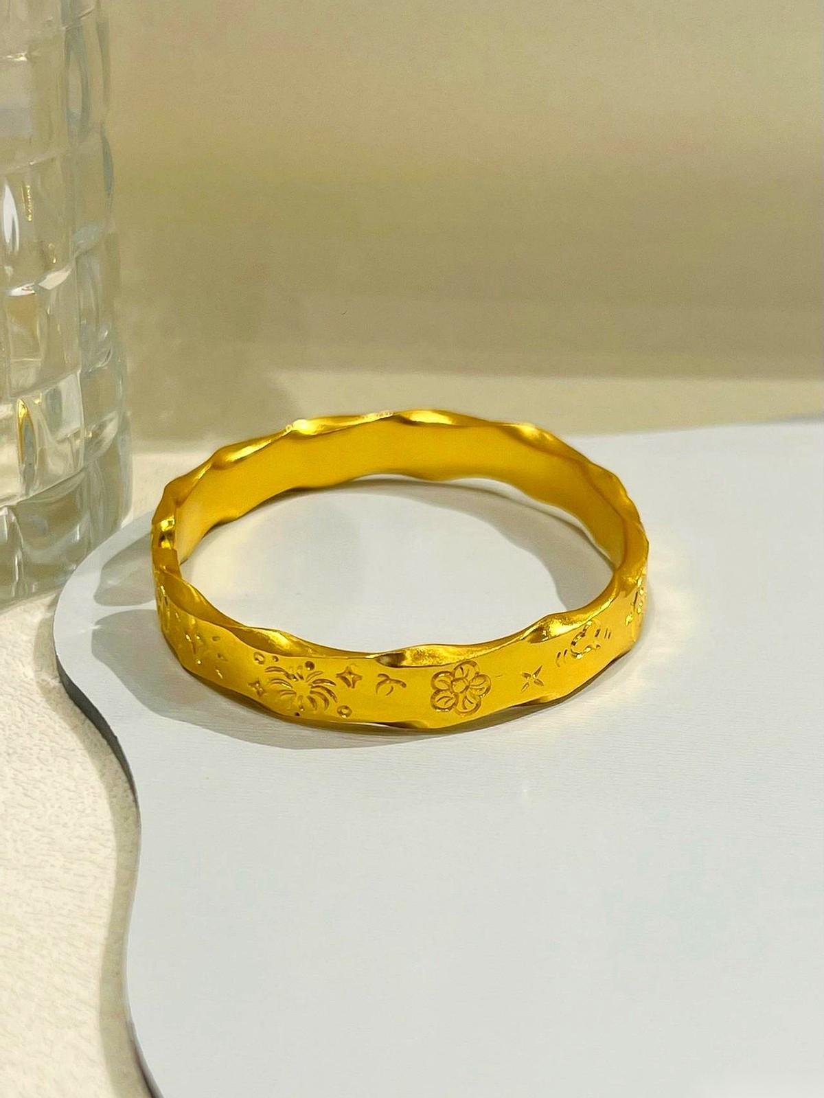 听我外甥女说，有人大白天的金链子就被人从脖子上给薅走了。嘶……我脑子里第一个