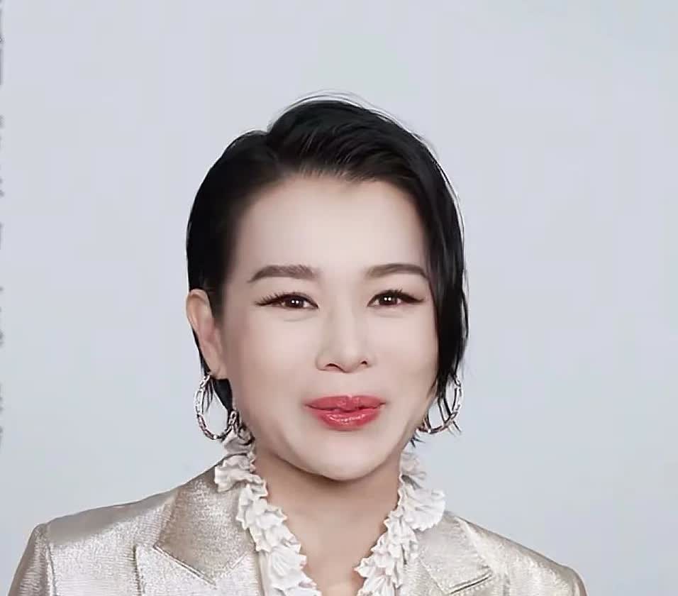 2012年，胡杏儿前任，黄宗泽说，她说分手时，像是晴天霹雳，我求她不要分