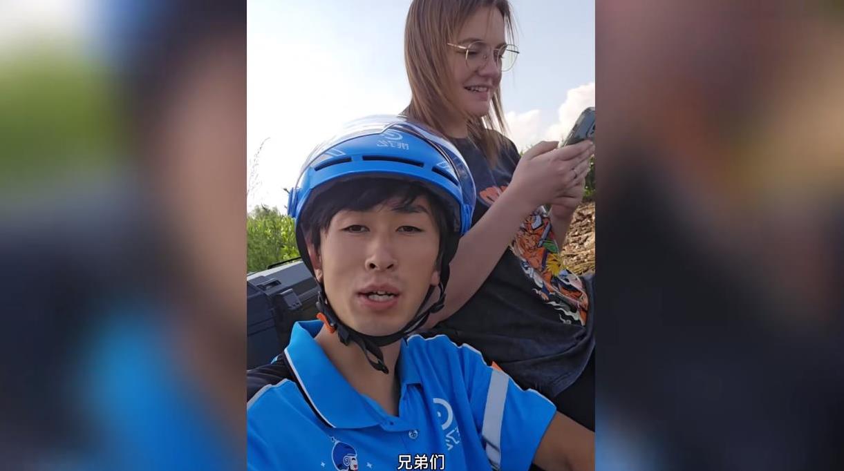 “人怎么能这么聪明！”辽宁沈阳，一外卖小哥在送外卖时，偶然认识了一位美国女孩，只