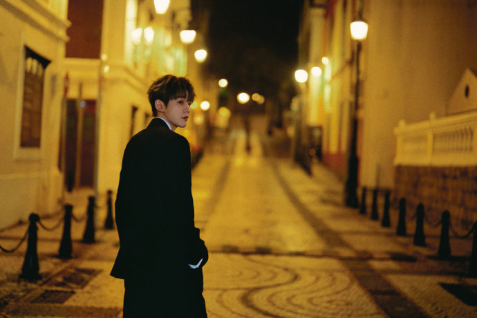 邓为刚接了通电话一会儿见邓为黑发西装特工感look邓为刚接了通电话一会儿见