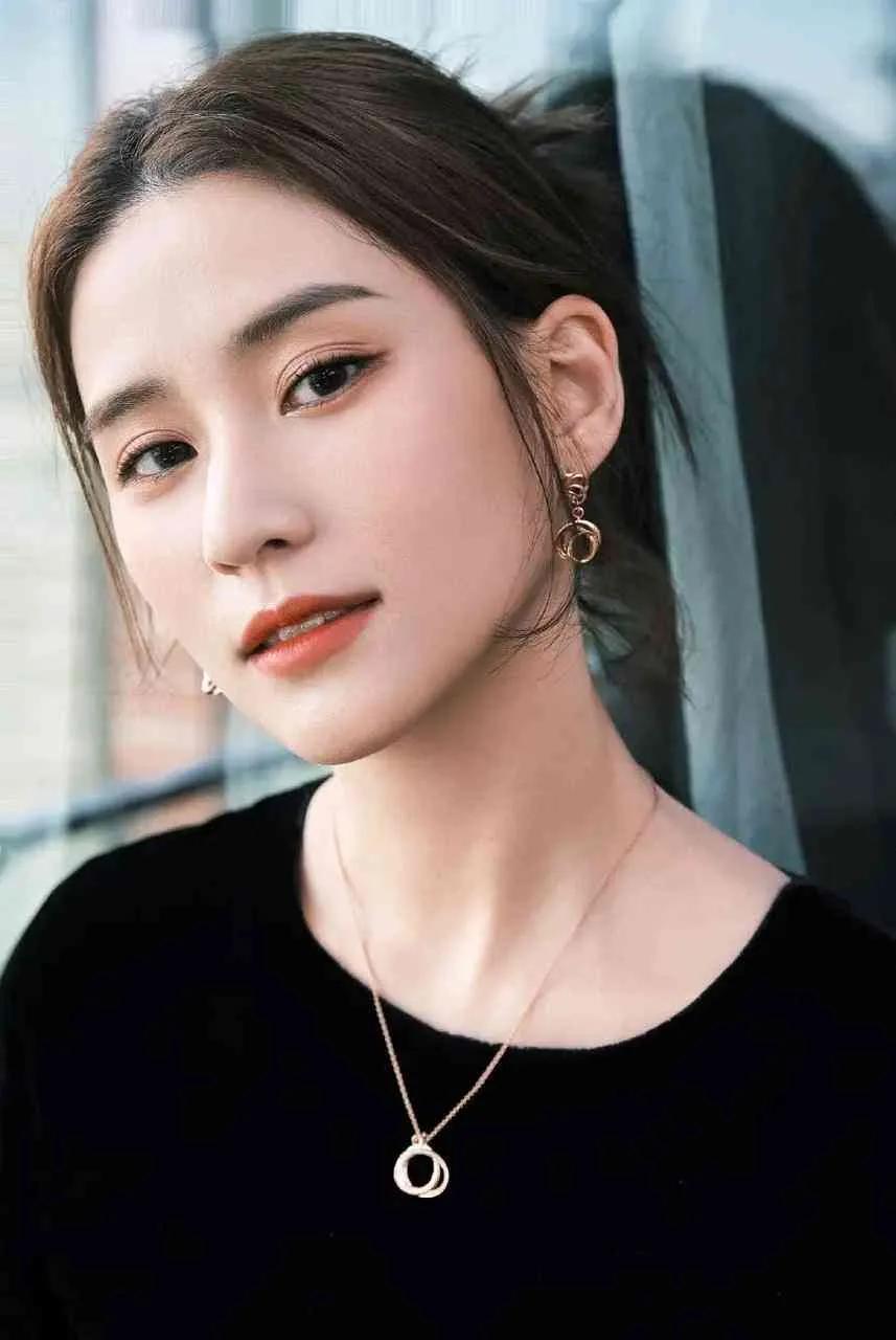 何超莲后悔了，以为窦骁是高攀现在人家靠《主角》翻身后她最尴尬2023年巴厘岛那