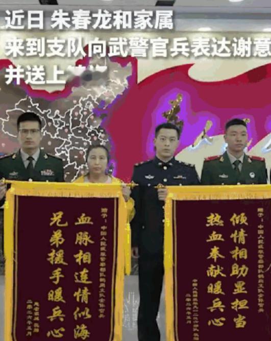“泪目了！”黑龙江鹤岗，深夜一男子在武警支队营门外焦急徘徊，迟迟不肯离开，哨兵上