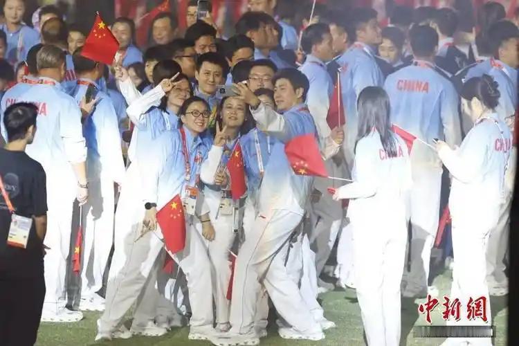 名古屋亚运会闭幕式，中国代表团一出场，大家愣住了。不是因为金牌，而是那个画面——