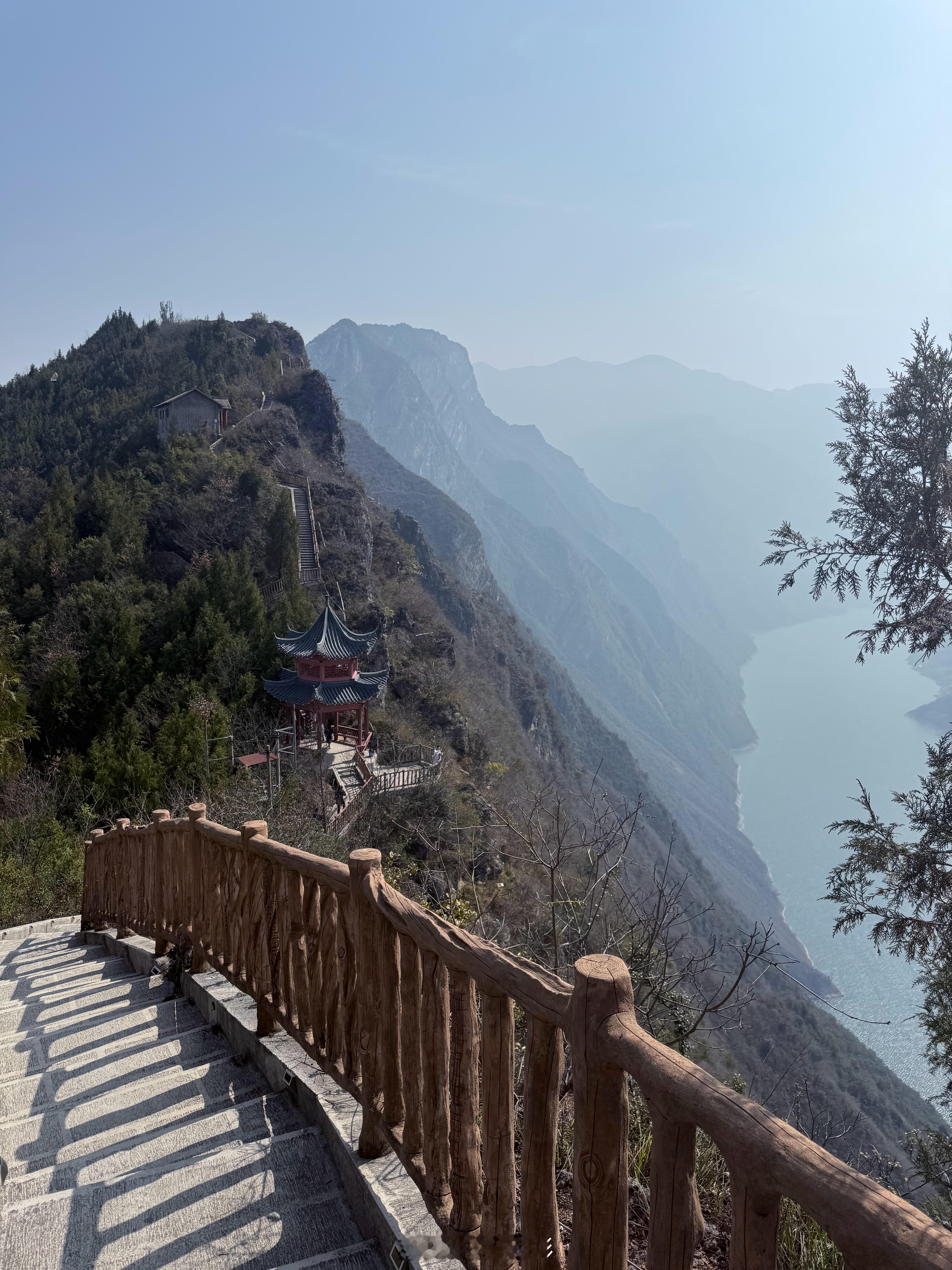 巫山龙脊这地方非常适合徒步爱好者来玩，一路上不少人在爬山，听说有人连着几个地点爬