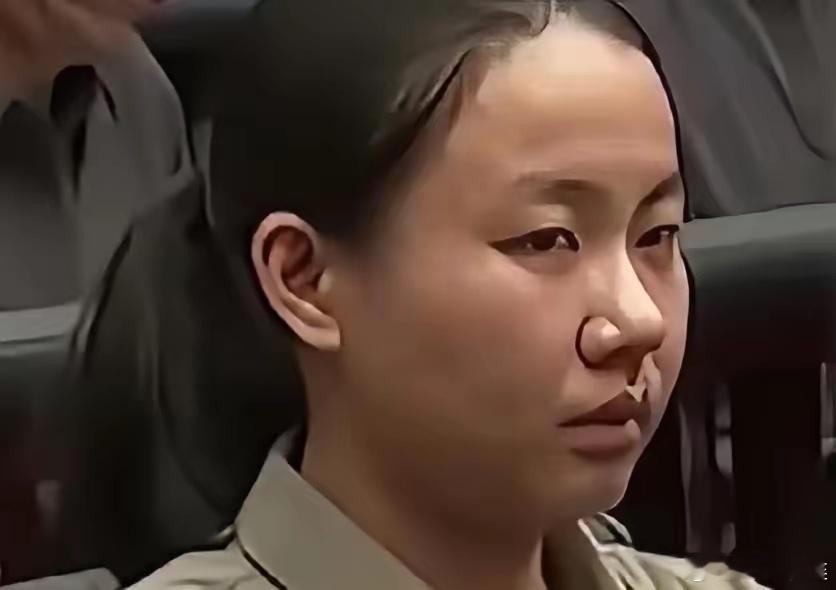 提起明珍珍，我是真搞不明白。二十多岁，家里钱堆成山，换别人早去环游世界了。她倒好