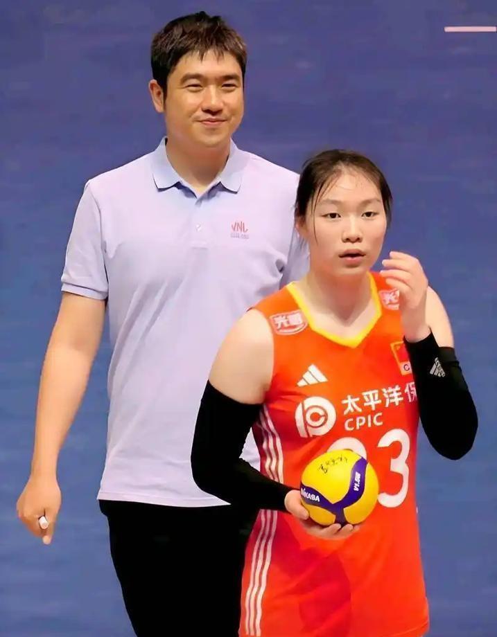 日本女排的教练赛后说了句大实话。他说中国队平均身高比她们高了15厘米，拦网根本