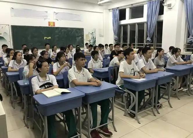 高中阶段，成绩不好的孩子，大多是这几个原因导致的。1、初中前几名，高中吊车尾