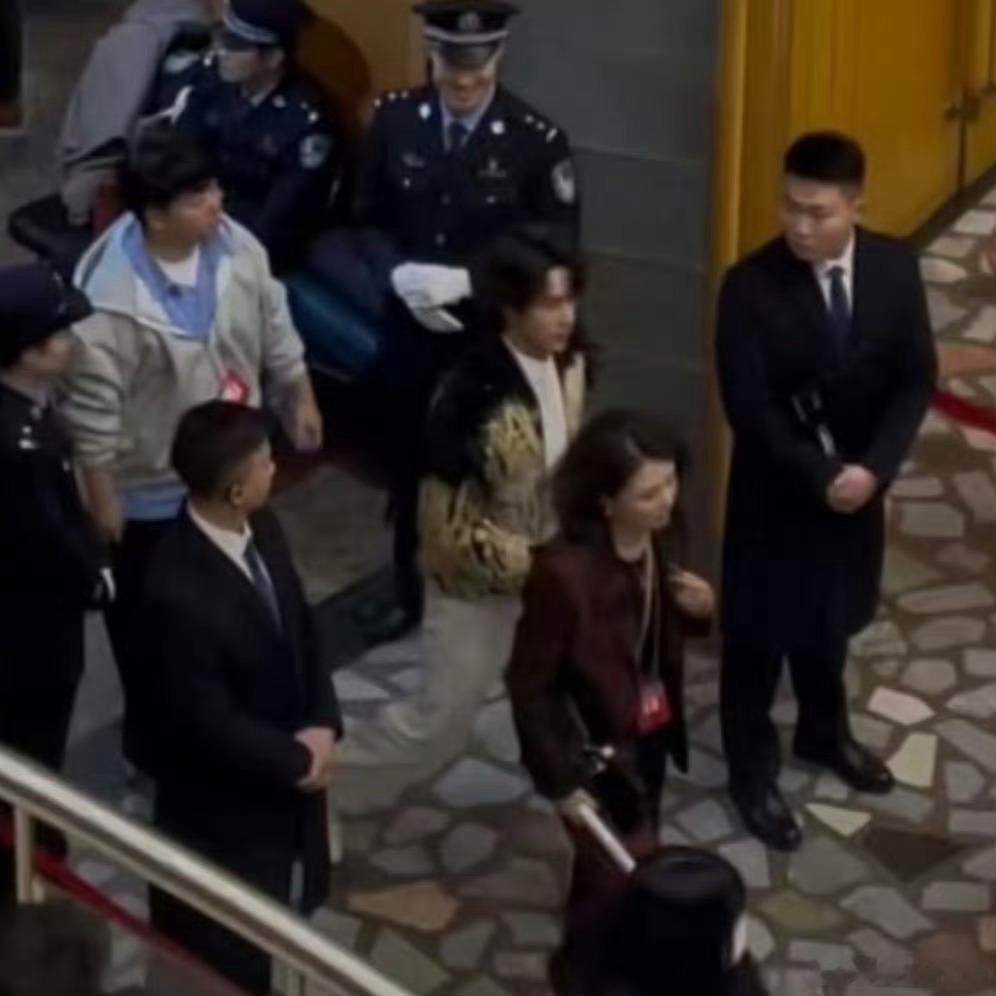 王一博现身央视马年春晚备播路透，看这个路透里他头发变短了