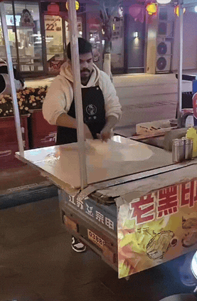 现在是怎么了？印度人不光在中国频频开店，居然还在街头支上摊了。网友质问：卫生过