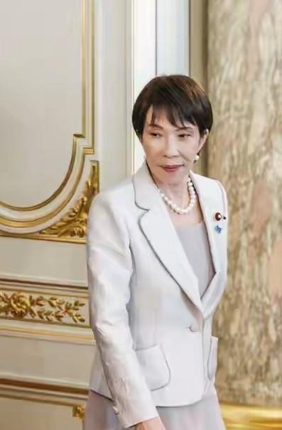 搬起石头砸自己的脚？高市想趁自己现在的高支持率，解散议会，提前进行大选，来完成