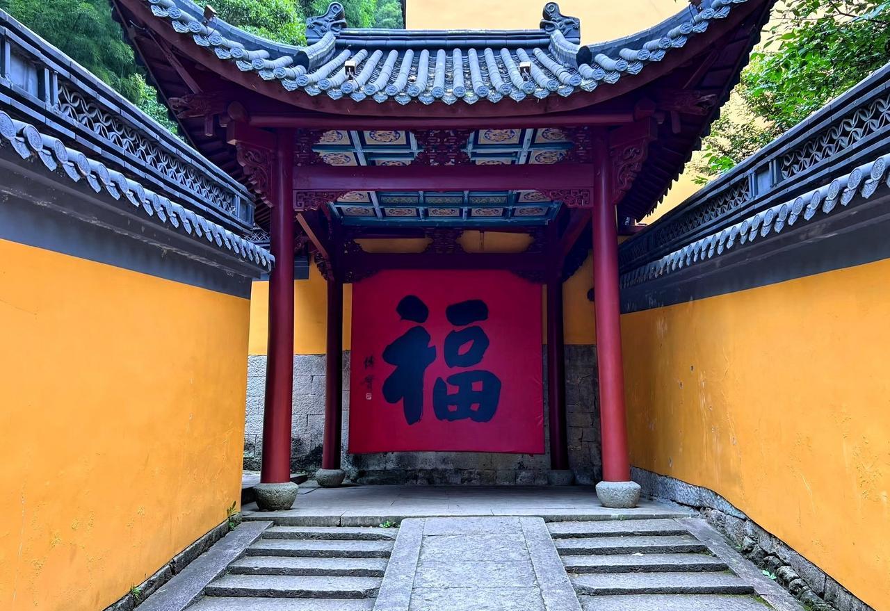 人老了，要耐得住寂寞。首先，要远离聚会。人这一生，不管你愿不愿意，都会被自动划