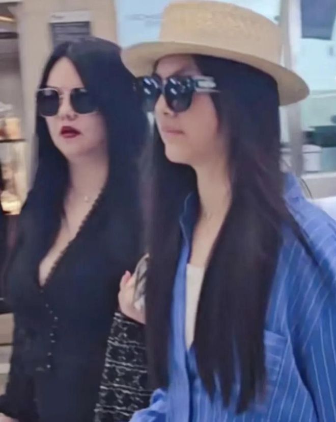 王诗龄与李湘赴日旅游引发关注。在东京机场被网友偶遇，母女俩气场强大。穿着打扮引人
